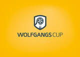 Auf gelbem Hintergrund ein Fußball in einem Wappen mit dem Schriftzug "Wolfgangscup"