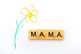 gezeichnete Blume und das Wort Mama aus Scrablesteinen