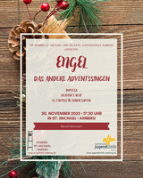 Im Hintergrund sieht man Holz und einen Tannenzweig und Christbaumkugeln zu einem Gesteck geflochten. Im Vordergrund ist das Plakat des Anderen Adventssingens mit dem Musikern und dem zeitlichen Ablauf.