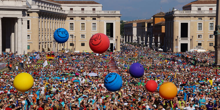 40.000 Ministrantinnen und Ministranten auf dem Petersplatz. Es werden bunte Bälle in die Masse geworfen.