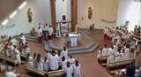 Viele Ministranten beim Gottesdienst in der Kirche